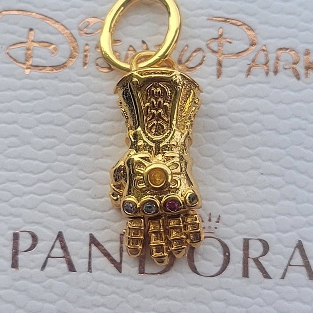 Pandora Marvel Avengers Gauntlet Dangle Charm - Picture 1 of 2